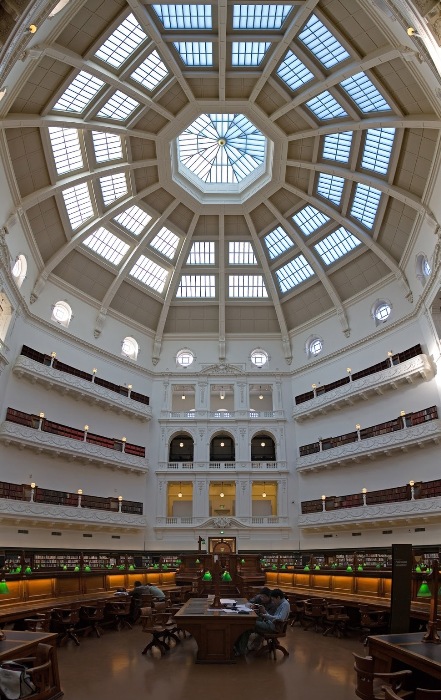 Величественный потолок в библиотеке в Австралии.