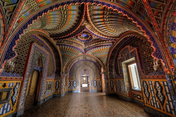 Разноцветный, как павлиний хвост, потолок замка в Италии.