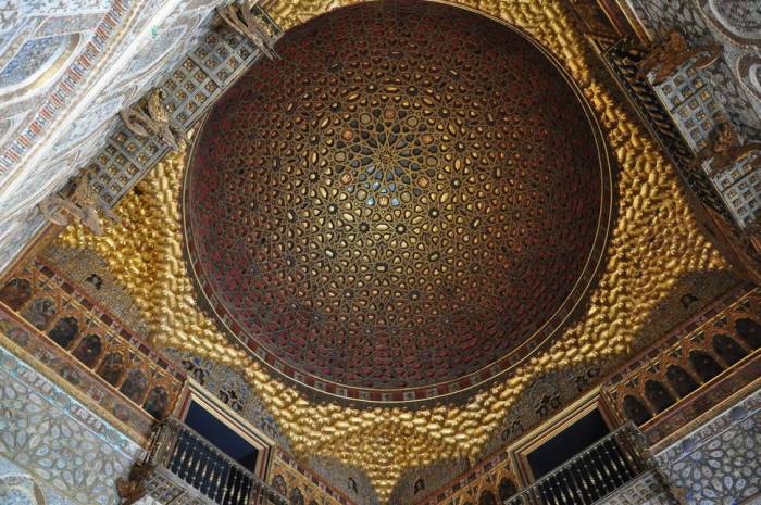 Масштабный потолок в приемно Севильского Алькасара.