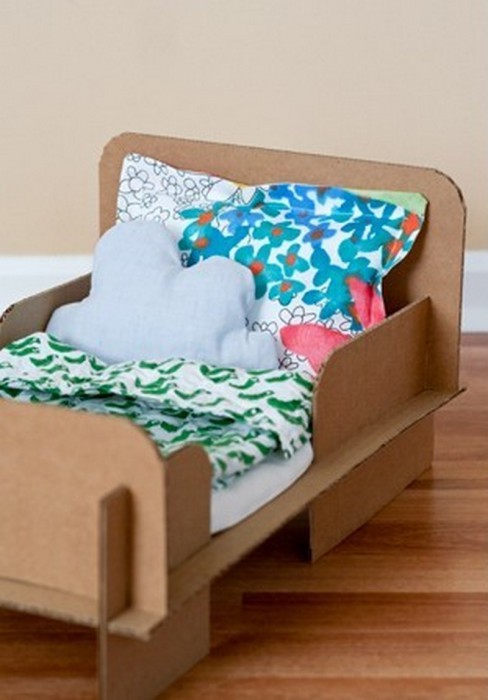 Добавьте к картонному основанию маленькое постельное белье и кровать готова.