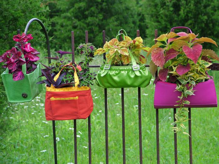 Яркие и уникальные цветочные горшки, в прошлом бывшие женскими сумками.