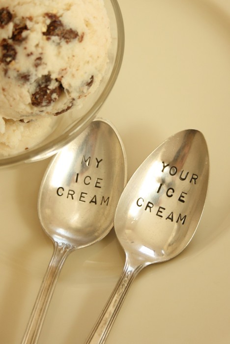 Чайные ложки, сделанные для совместного поедания мороженого.
