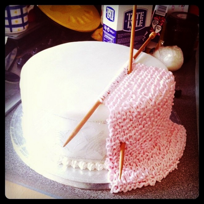 Торт со спицами для вязания.