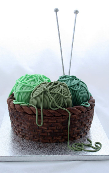 Торт в виде мотков ниток для вязания.