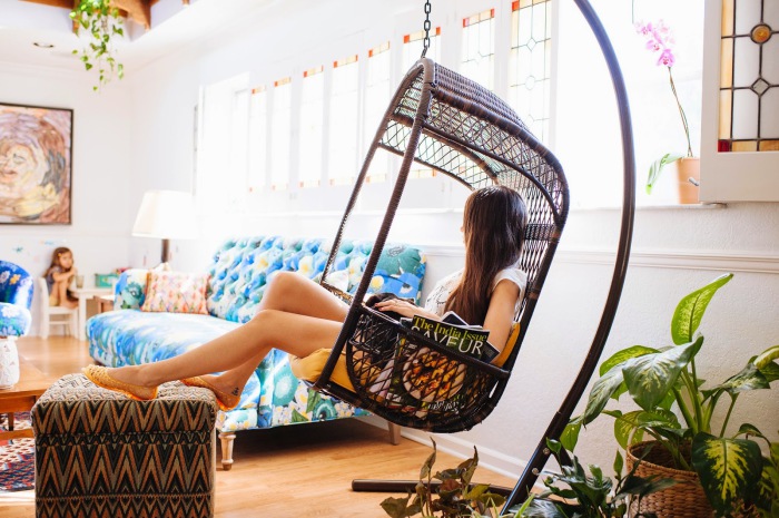 Кресло-качалка создаст в комнате атмосферу уюта и сделает ее оригинальной.