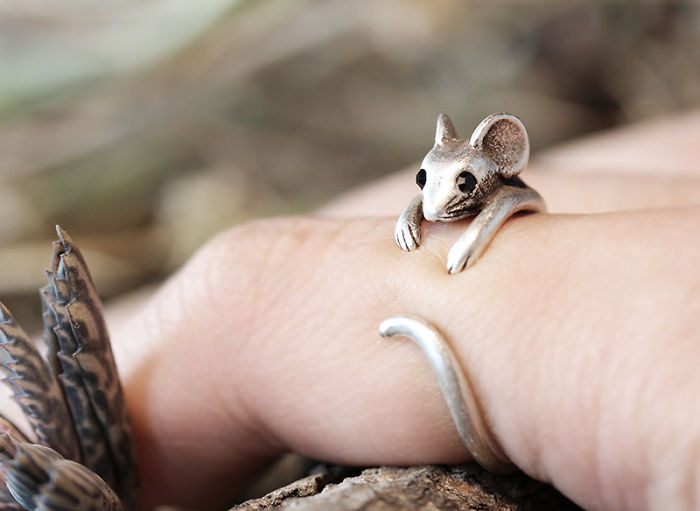 Маленький мышонок из серебра.