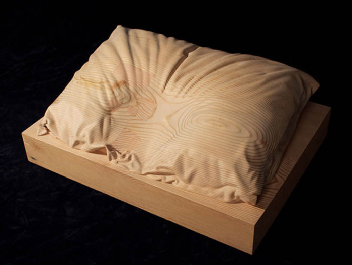 Невероятно реалистичная деревянная подушка.