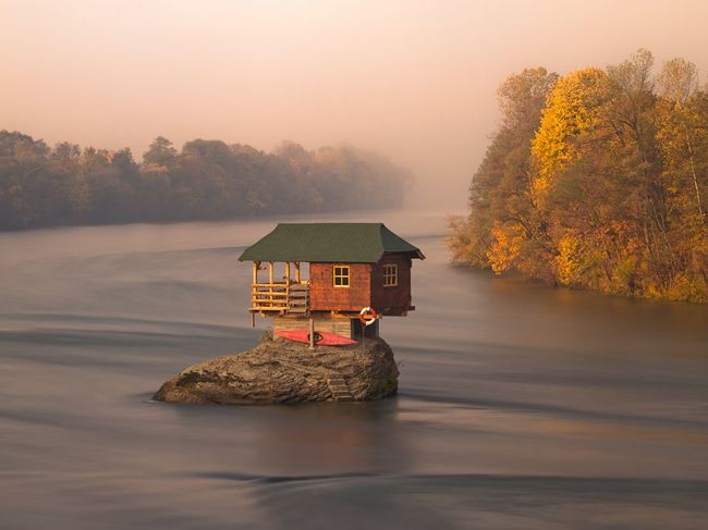 Дом на маленьком островке посреди реки в Сербии.