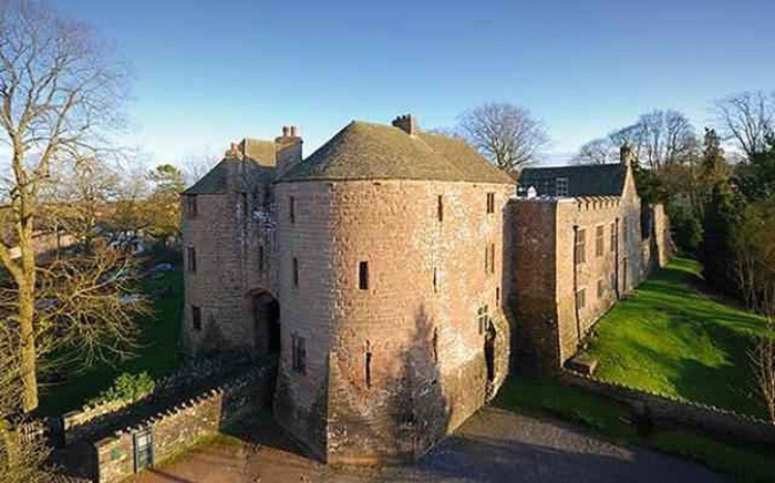 Хостел располагается в настоящем замке, которому уже восемьсот лет.