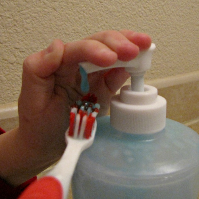 Удобный распределитель для детской зубной пасты.