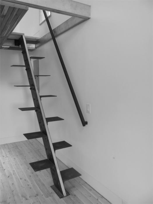 Черно-белая металлическая лестница для минималистов.