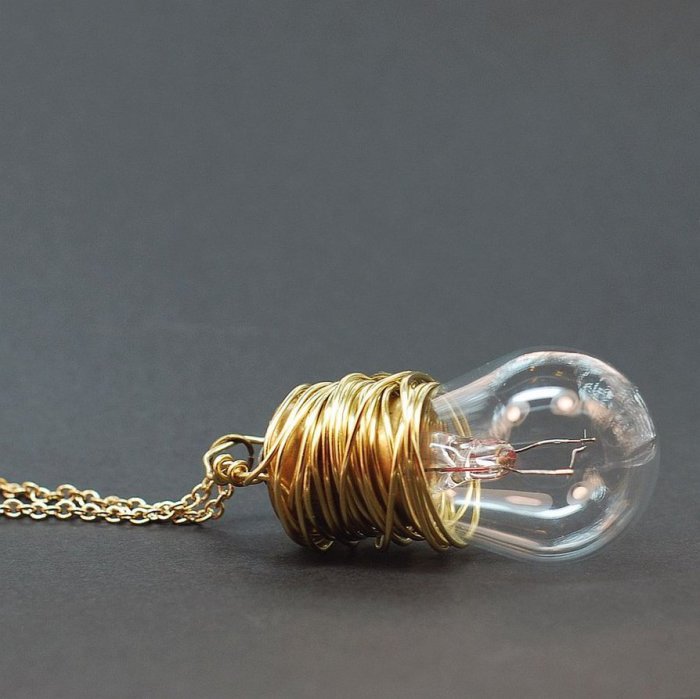 Ожерелье из маленькой лампочки.