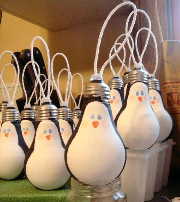 Игрушки на елку в виде пингвинов из лампочек.