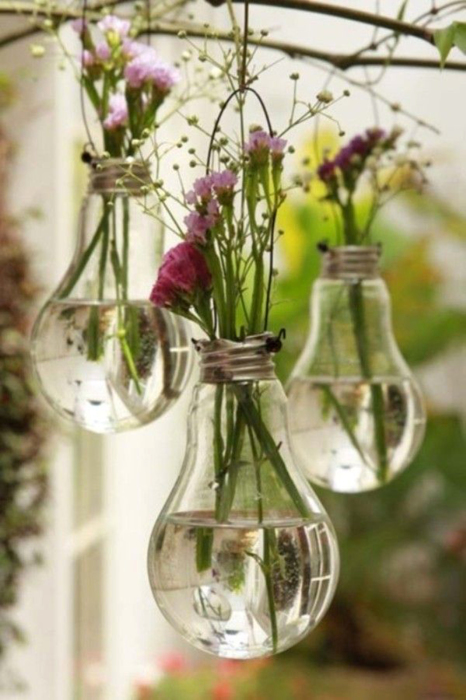 Подвесные вазочки из лампочек.
