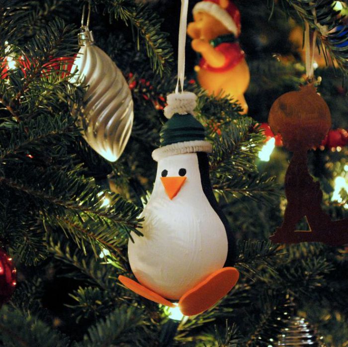 Пингвин из лампочки на елке.
