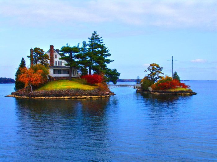 Прекрасный особняк на одном из самых маленьких островов Канады.