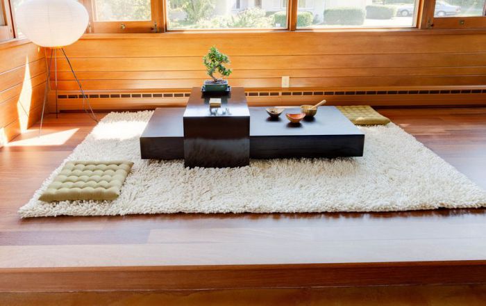 Вокруг такого стола можно расположиться на мягких подушках или пушистом ковре. 