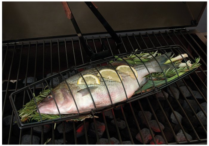 Специальная решетка для легкого приготовления рыбы-гриль.