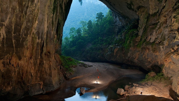 Пещера Шондонг - одна из самых больших пещер в мире.