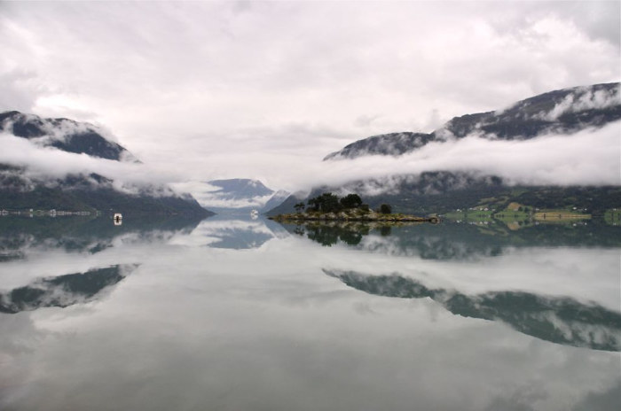 Зеркально чистая вода в норвежском озере.