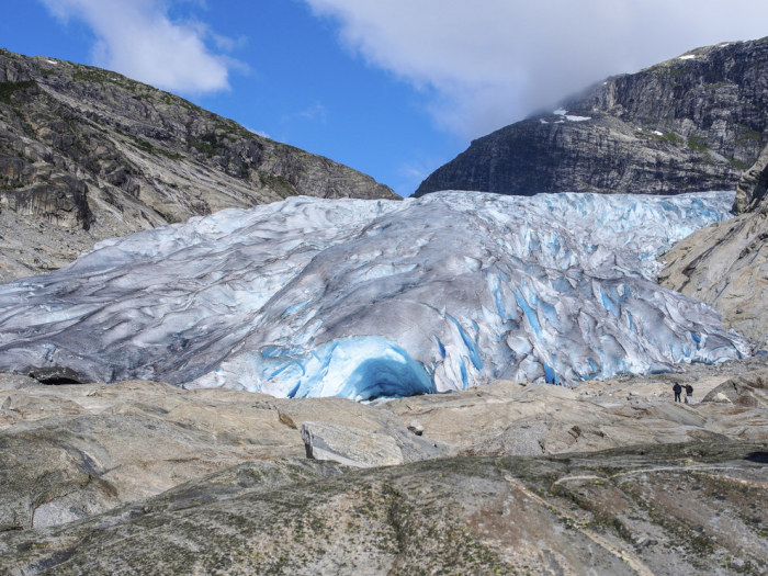 Вид на огромных размеров ледник.