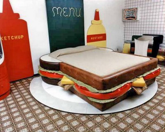 Оригинальная кровать для любителей вредной пищи.