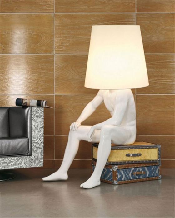 Лампа со скульптурой человека.