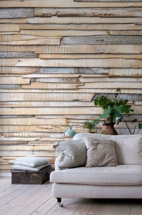 Стены, обшитые деревянные рейками из европоддонов. 
