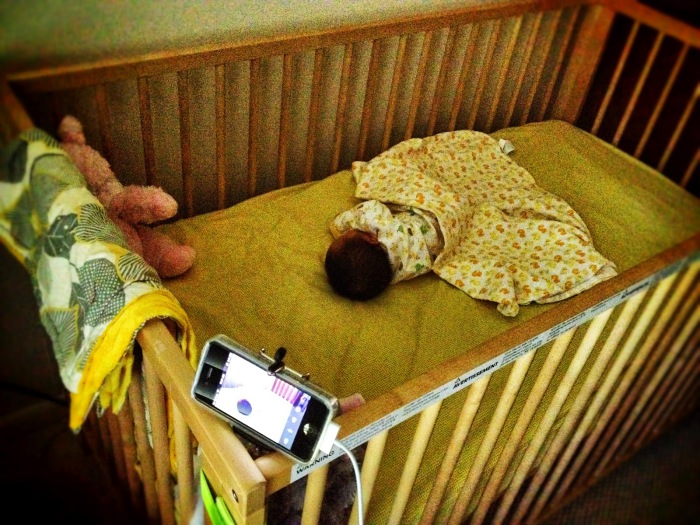 Мобильный телефон для слежения за ребенком.