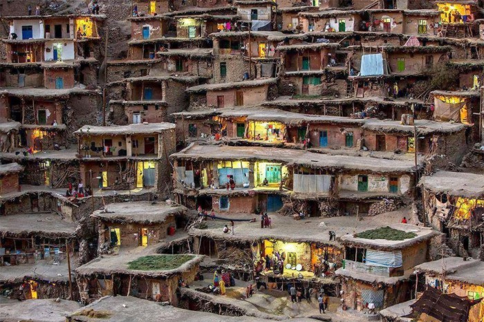 Необычный поселок в Иране.