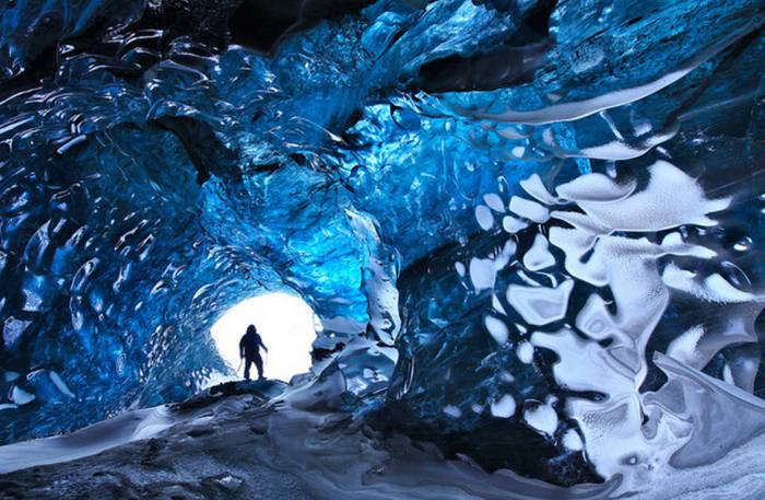 Невероятно красивая ледяная пещера.