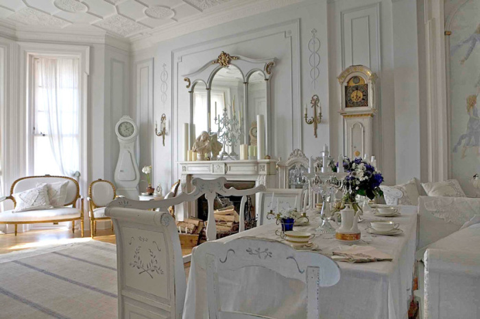 Белый цвет, стекло, хрусталь и антикварная мебель создают элегантный интерьер в классическом стиле.