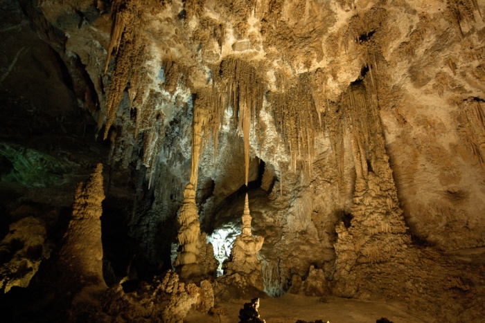 Сталактиты и сталагмиты в пещере Карльсбад.