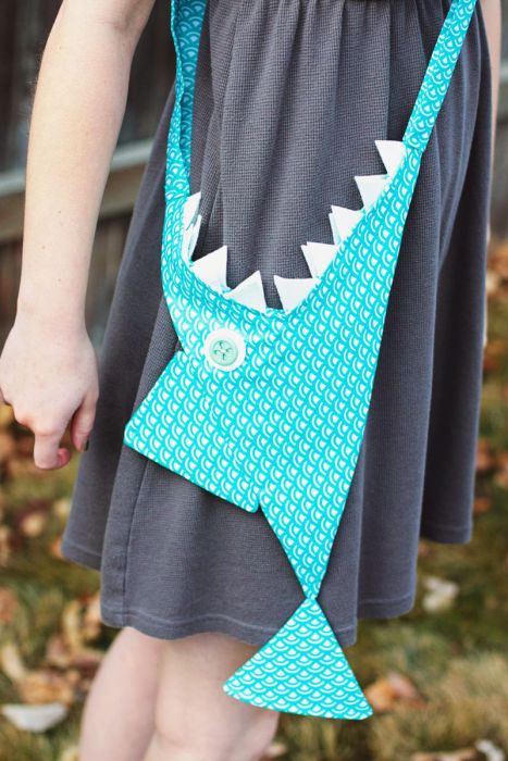 Забавная и милая сумка-акула.