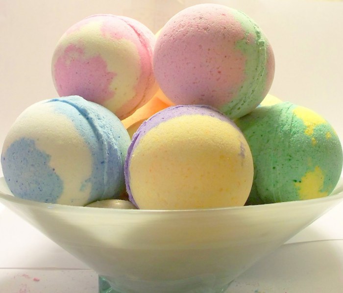 Ароматные и разноцветные бомбочки для ванны из соды и эфирных масел.