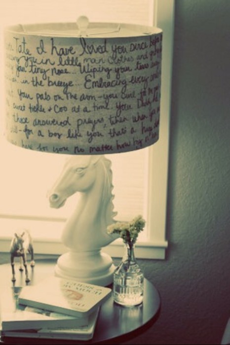 Оригинальная лампа с написанными от руки цитатами из любимых книг или стихотворений.