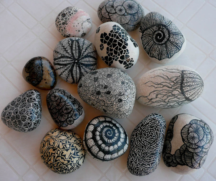 Даже обычные морские камни можно превратить в произведение искусства с помощью простого маркера.