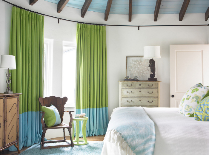 Жалюзи или шторы не только функциональны, но и служат неотъемлемым элементом декора в комнате.