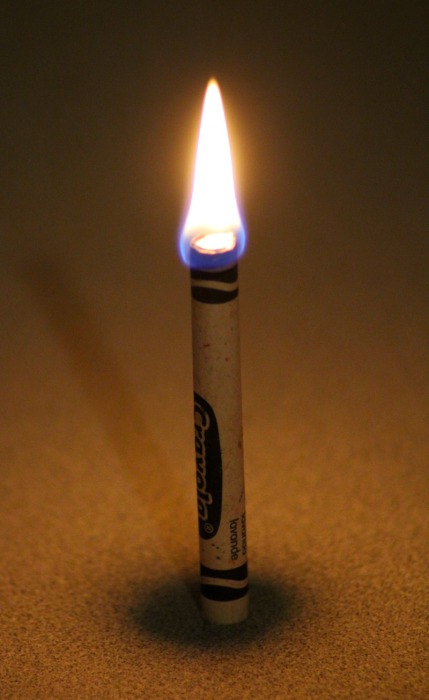 Восковые мелки горят около 30 минут и могут послужить отличной заменой свечам.