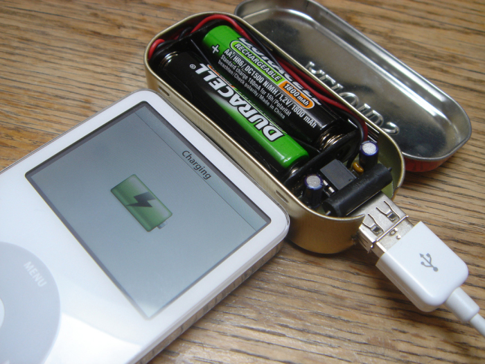 Аккумулятор на пальчиковых батарейках для зарядки телефона.