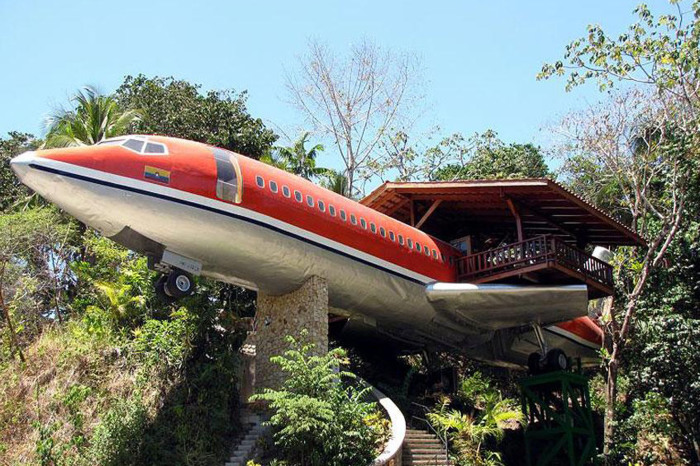 Эффектный дом на дереве, сделанный из настоящего самолета.