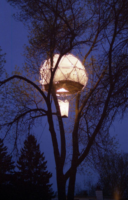 Дом от американской строительной компании «O2 Treehouse», напоминающий воздушный шар, готовый взлететь.