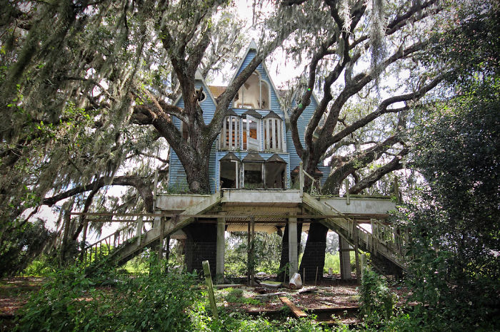 Заброшенный домик в викторианском стиле возле Южной Флориды, в США.