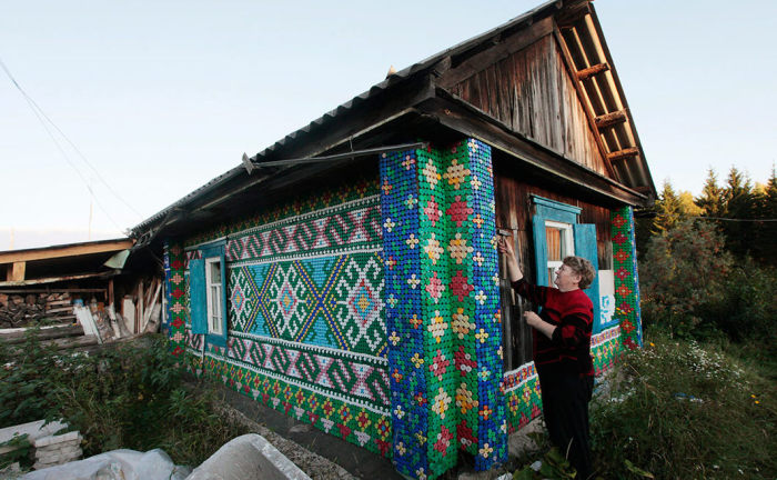 Фасад дома, украшенный мозаикой из бутылочных крышек.