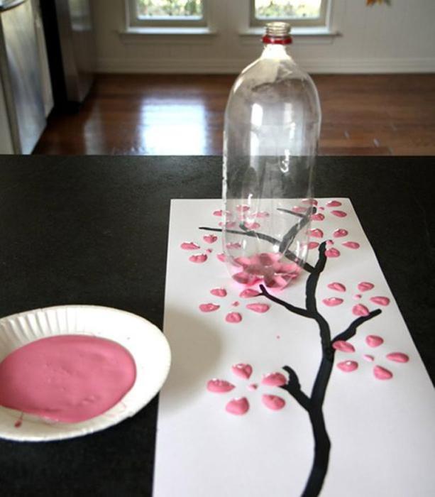 Прекрасная цветущая сакура, нарисованная при помощи пластиковой бутылки.