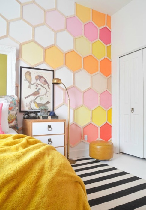 Дизайн стен из разноцветных шестигранников.