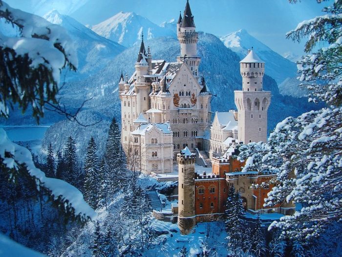 Замок Нойшванштайн в снежной Германии.