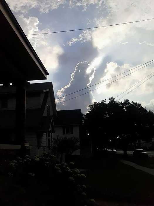 Голова огромного огнедышащего дракона на небе.