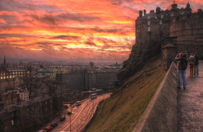 Замок-крепость в Эдинбурге.