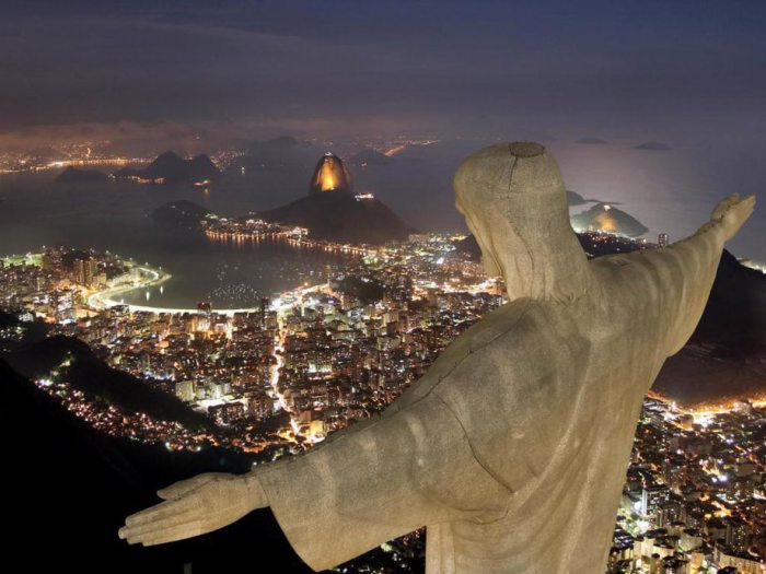 Великолепная статуя Христа-Искупителя в Бразилии.